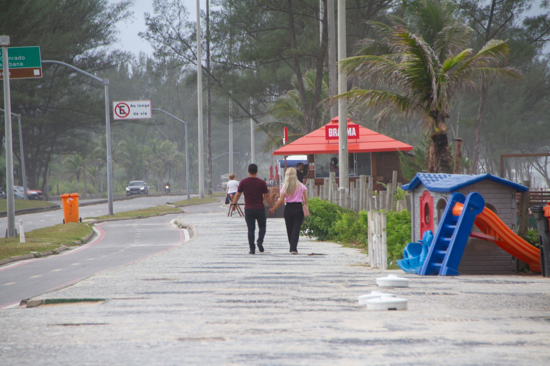 Movimentação na praia da reserva, posto 9 Barra da Tijuca, nesta quarta-feira (21). - Érica Martin/Agência O Dia