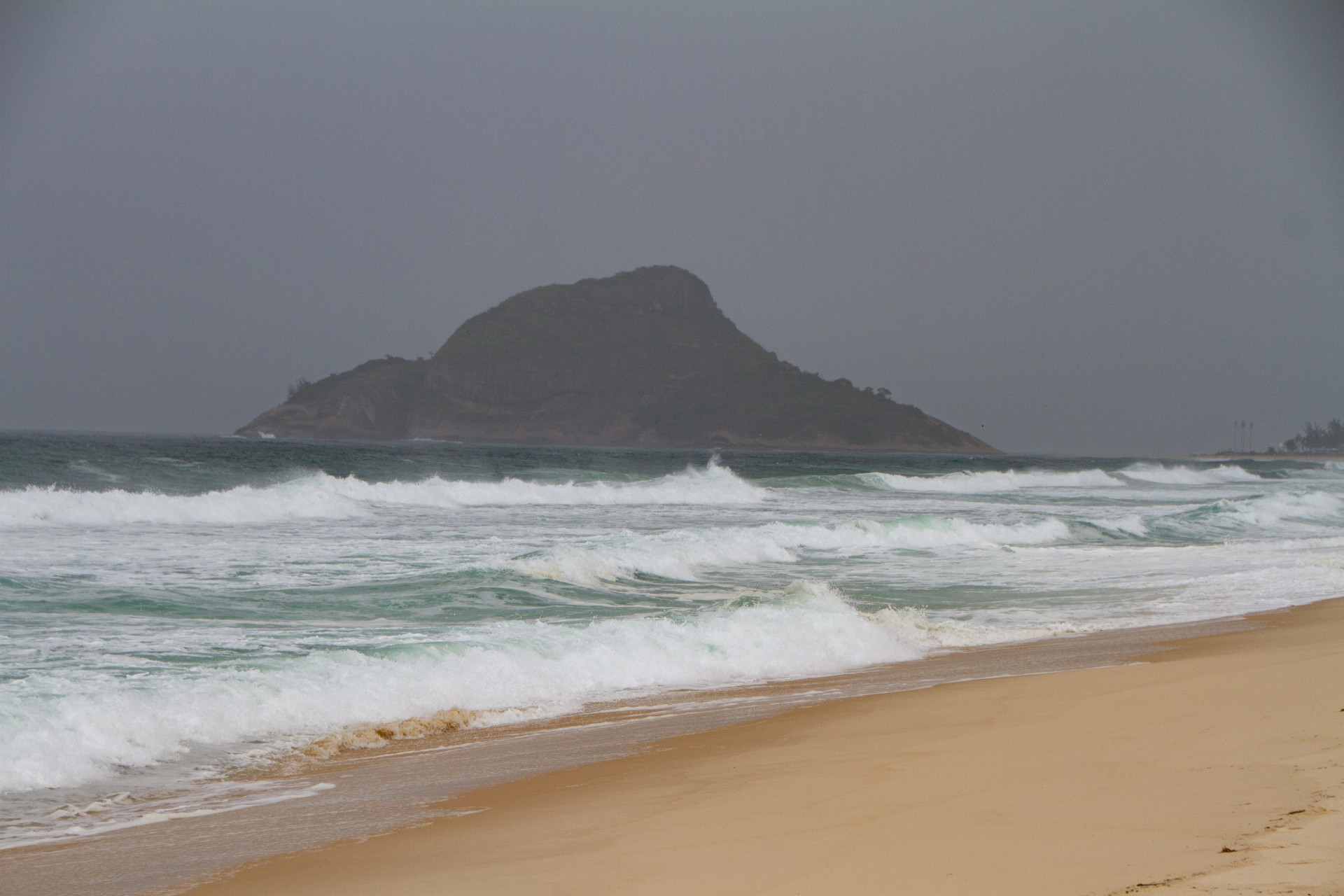 Movimentação na praia da reserva, posto 9 Barra da Tijuca, nesta quarta-feira (21). - Érica Martin/Agência O Dia