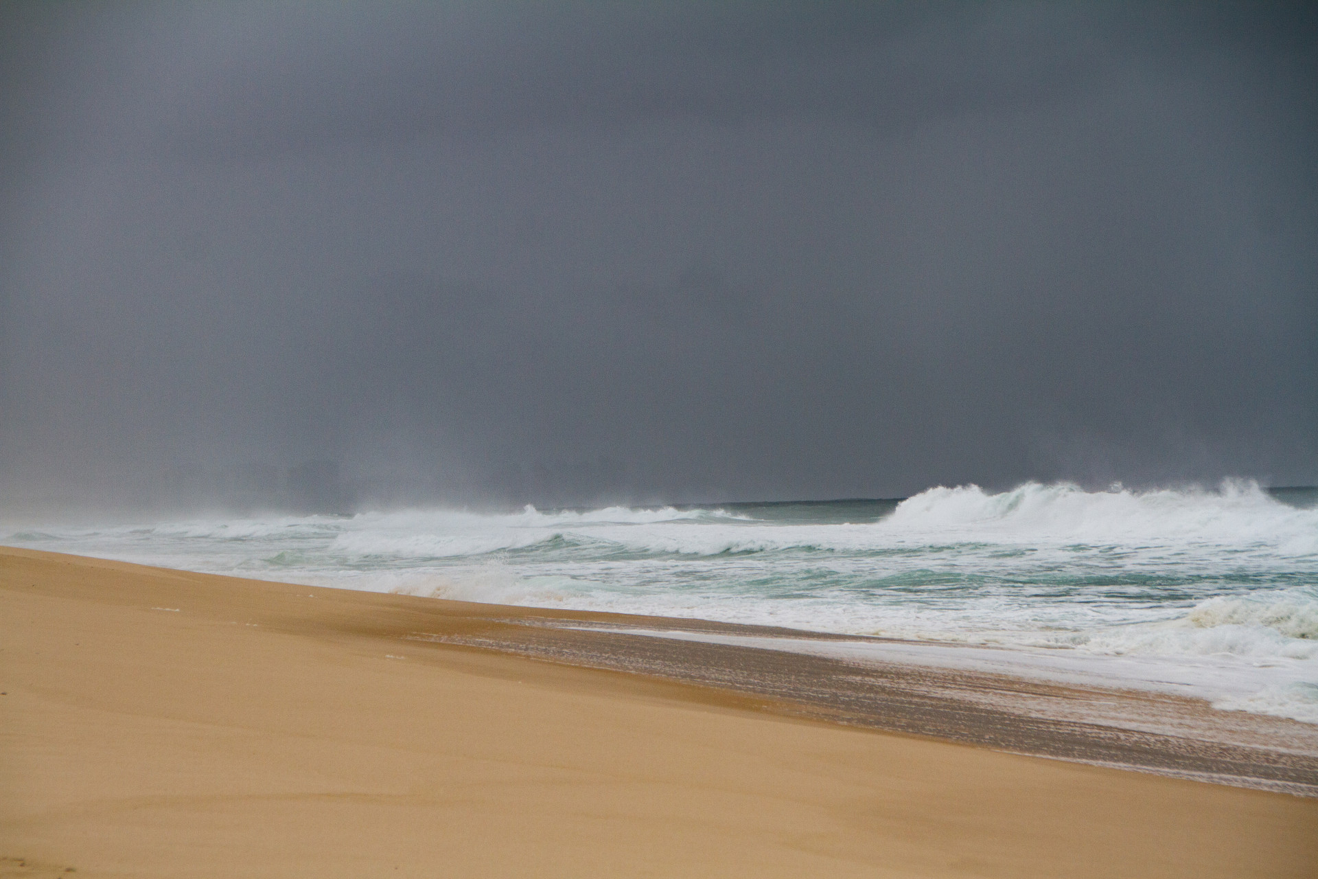 Movimentação na praia da reserva, posto 9 Barra da Tijuca, nesta quarta-feira (21). - Érica Martin/Agência O Dia