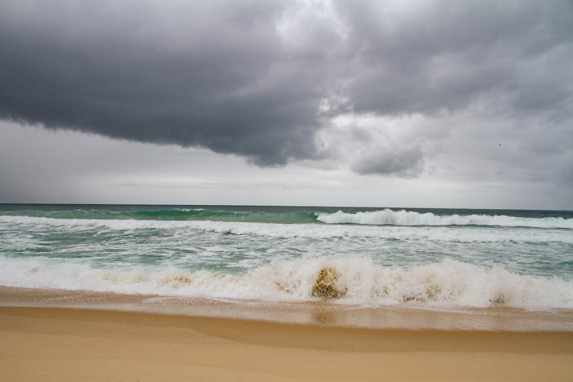 Movimentação na praia da reserva, posto 9 Barra da Tijuca, nesta quarta-feira (21). - Érica Martin/Agência O Dia