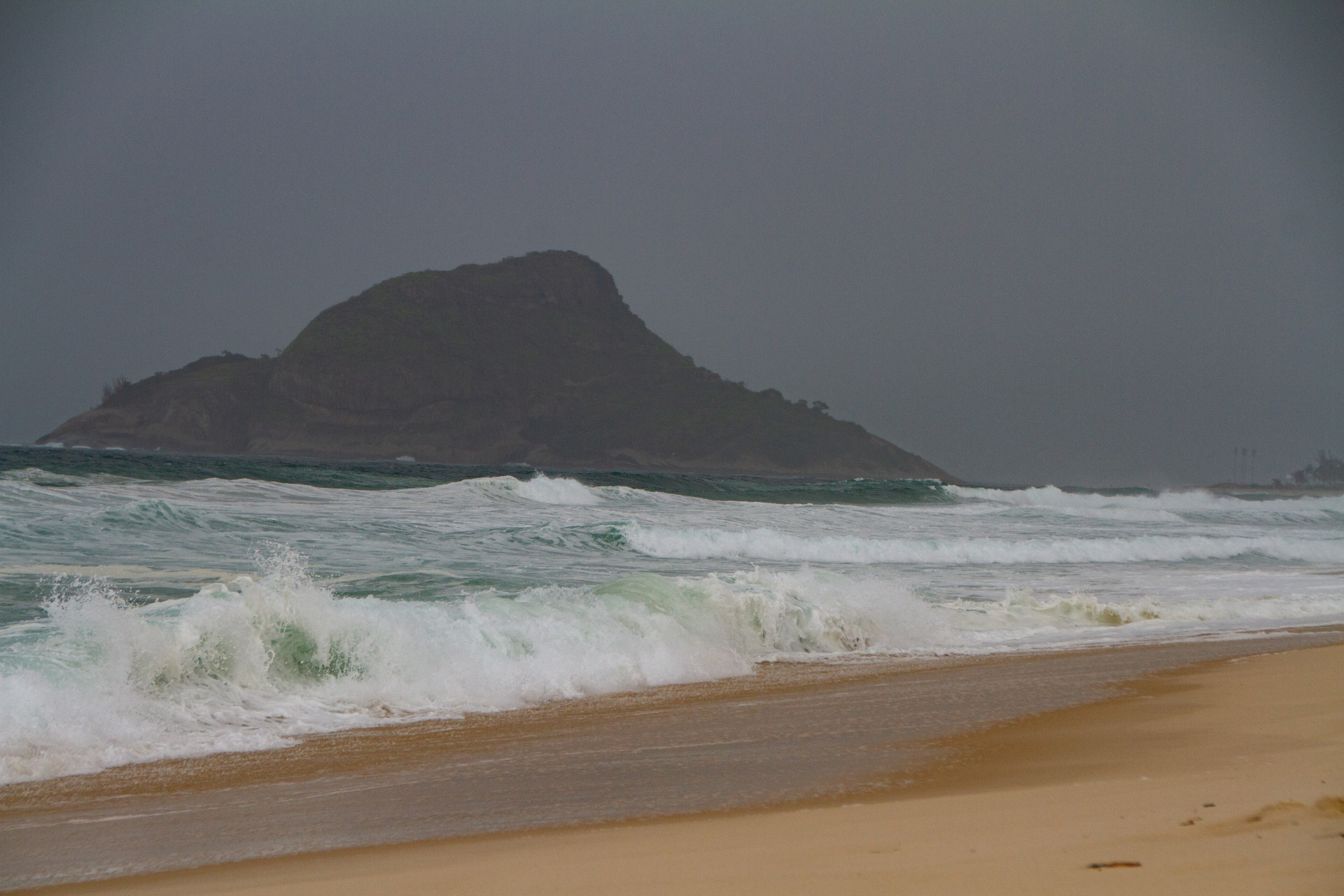 Movimentação na praia da reserva, posto 9 Barra da Tijuca, nesta quarta-feira (21). - Érica Martin/Agência O Dia