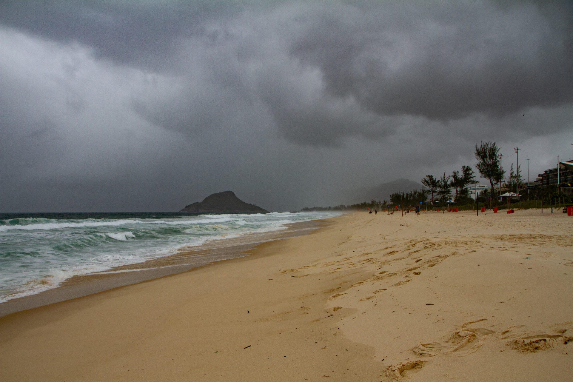 Movimentação na praia da reserva, posto 9 Barra da Tijuca, nesta quarta-feira (21). - Érica Martin/Agência O Dia