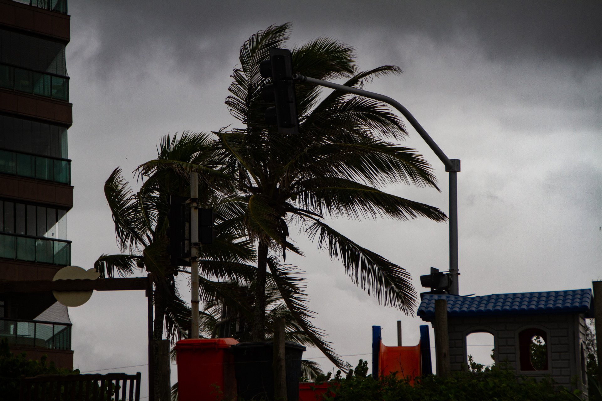 Movimentação na praia da reserva, posto 9 Barra da Tijuca, nesta quarta-feira (21). - Érica Martin/Agência O Dia