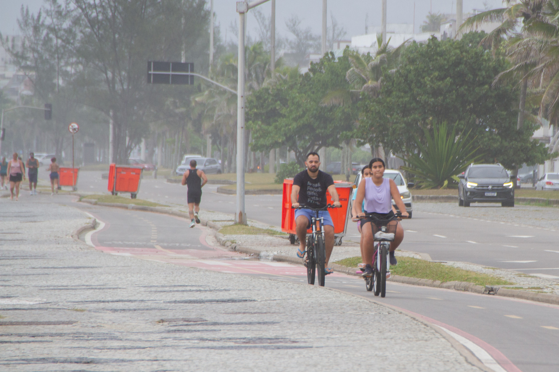 Movimentação na praia da reserva, posto 9 Barra da Tijuca, nesta quarta-feira (21). - Érica Martin/Agência O Dia