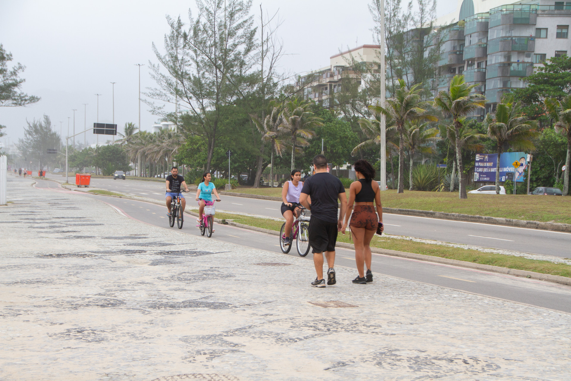 Movimentação na praia da reserva, posto 9 Barra da Tijuca, nesta quarta-feira (21). - Érica Martin/Agência O Dia
