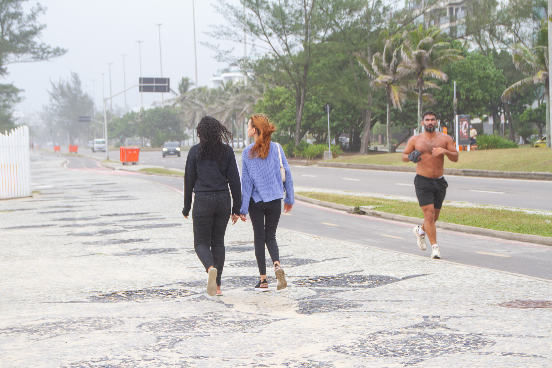 Movimentação na praia da reserva, posto 9 Barra da Tijuca, nesta quarta-feira (21). - Érica Martin/Agência O Dia