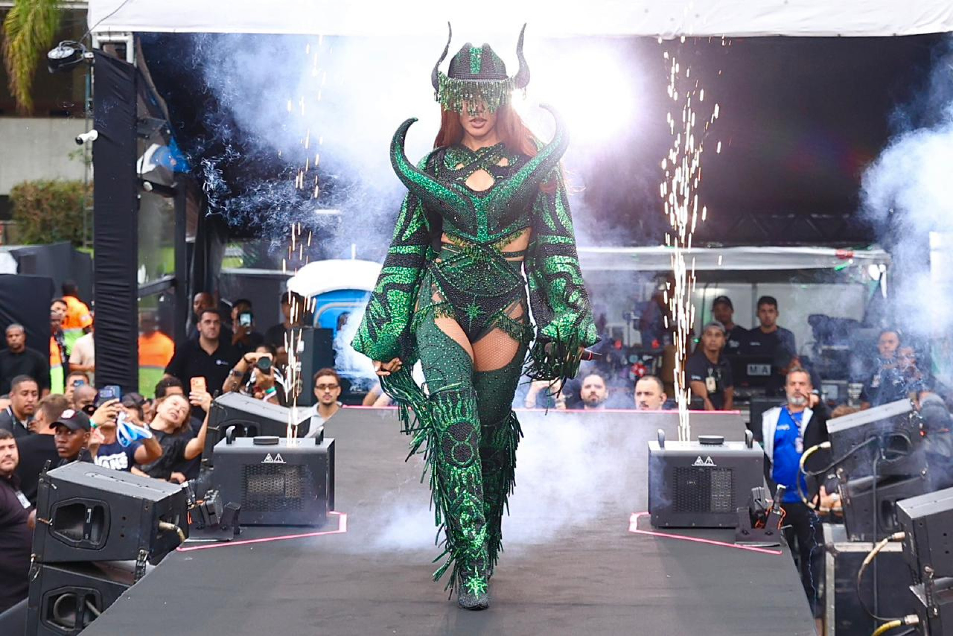 Anitta em sua turnê dos 'Ensaios' com o tema 'Cosmos' - Roberto Filho / Brazil News