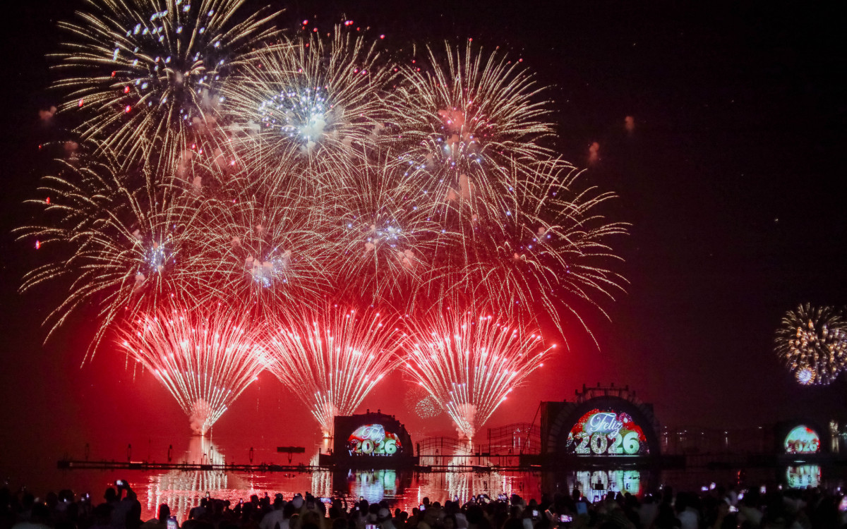 Em Ara&ccedil;atiba, al&eacute;m da tradicional contagem regressiva, a virada do ano contou com um show de luzes, com mais de 13 minutos de queima de fogos.
