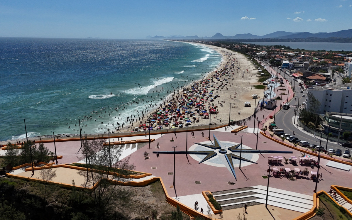 Na programa&ccedil;&atilde;o, a&ccedil;&otilde;es nas orlas e pra&ccedil;as, aul&otilde;es na areia, altinha, futev&ocirc;lei e col&ocirc;nias de f&eacute;rias