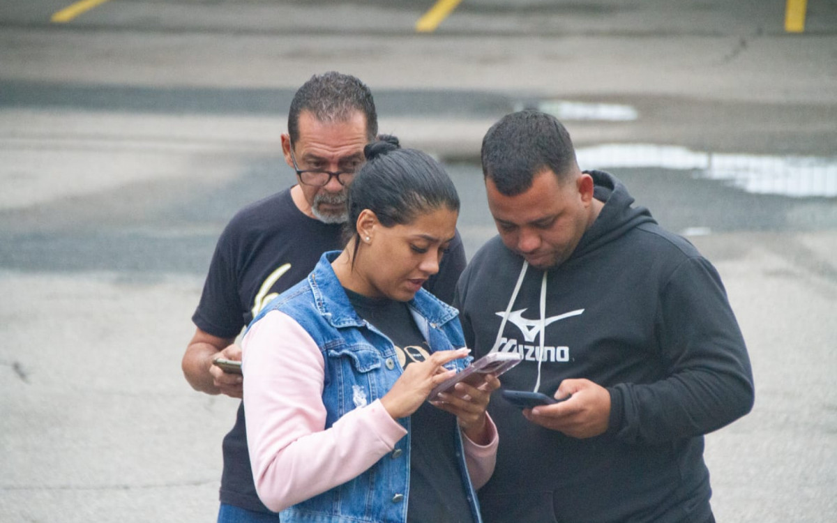 Parentes do entregador de pizza Marcelo Julio da Silva, morto em uma tentativa de assalto - Érica Martin / Agência O Dia