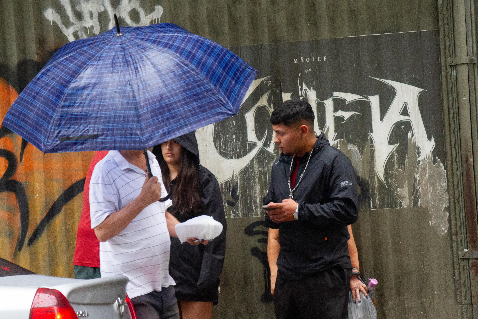 Guarda-chuva se tornou item indispens&aacute;vel para o carioca nesta quinta-feira (22), no Centro do Rio - &Eacute;rica Martin/Ag&ecirc;ncia O Dia