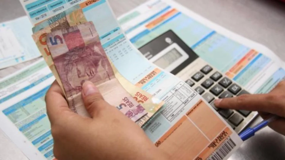 Conta de luz mais cara no verão? Especialistas dão dicas de como economizar