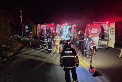 Ônibus capota na BR-251 em MG e deixa cinco mortos, incluindo um bebê