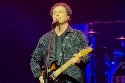 Frejat recebe o carinho do pai de 102 anos em apresentação no Rio