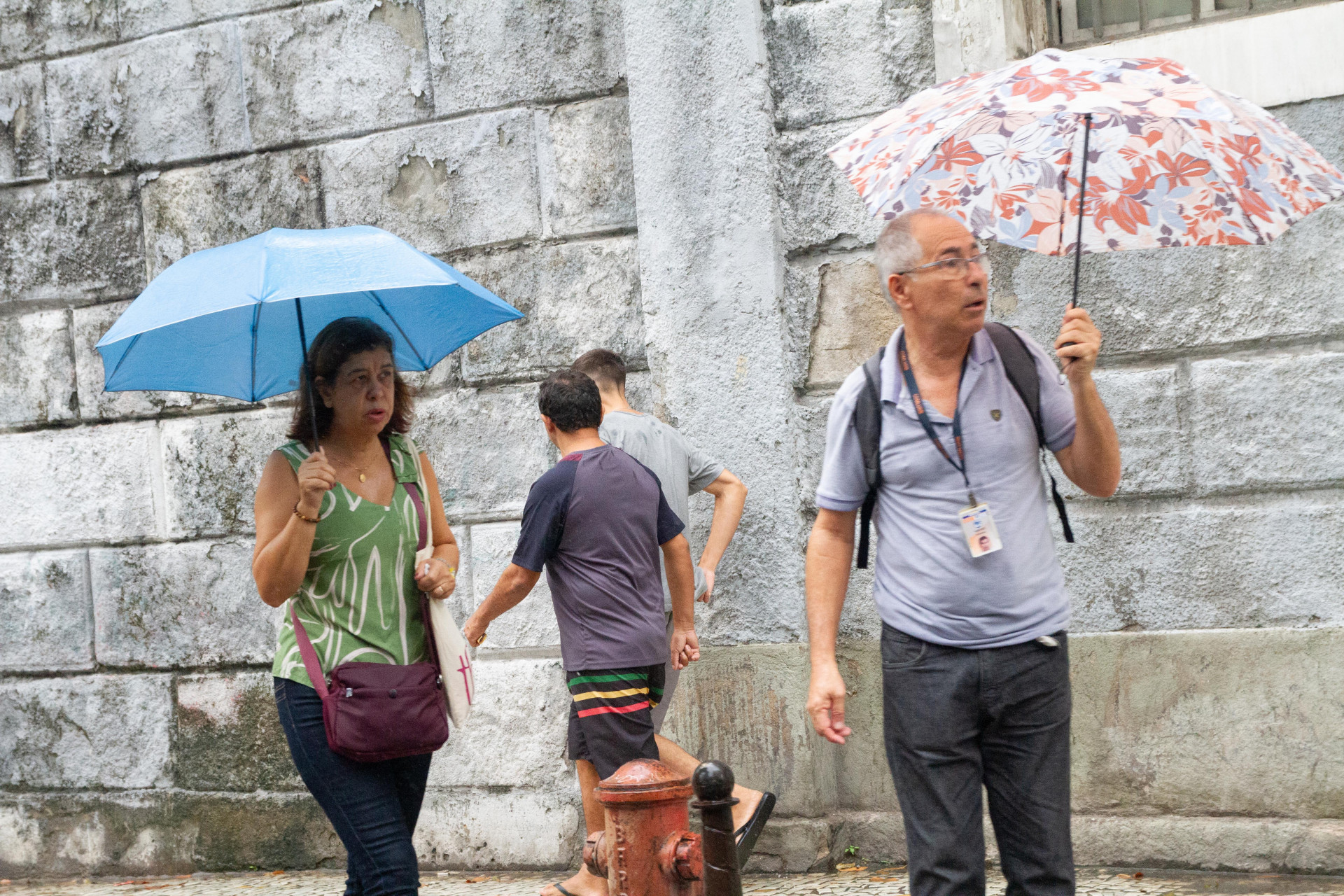Guarda-chuva se tornou item indispens&aacute;vel para o carioca nesta quinta-feira (22), no Centro do Rio - &Eacute;rica Martin/Ag&ecirc;ncia O Dia