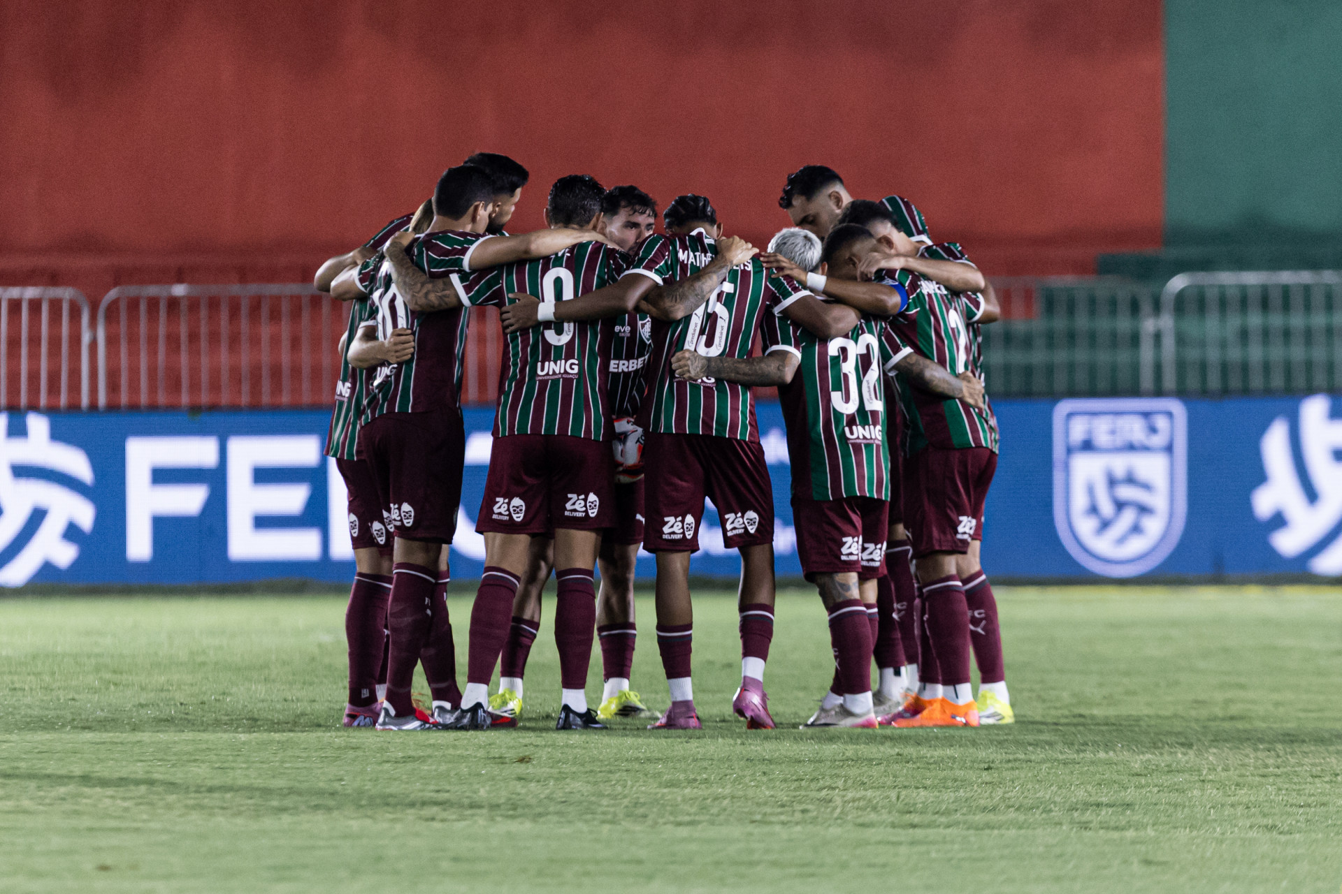 Jogadores do Fluminense reunidos no gramado do Est&aacute;dio Luso-Brasileiro - Marina Garcia / Fluminense FC