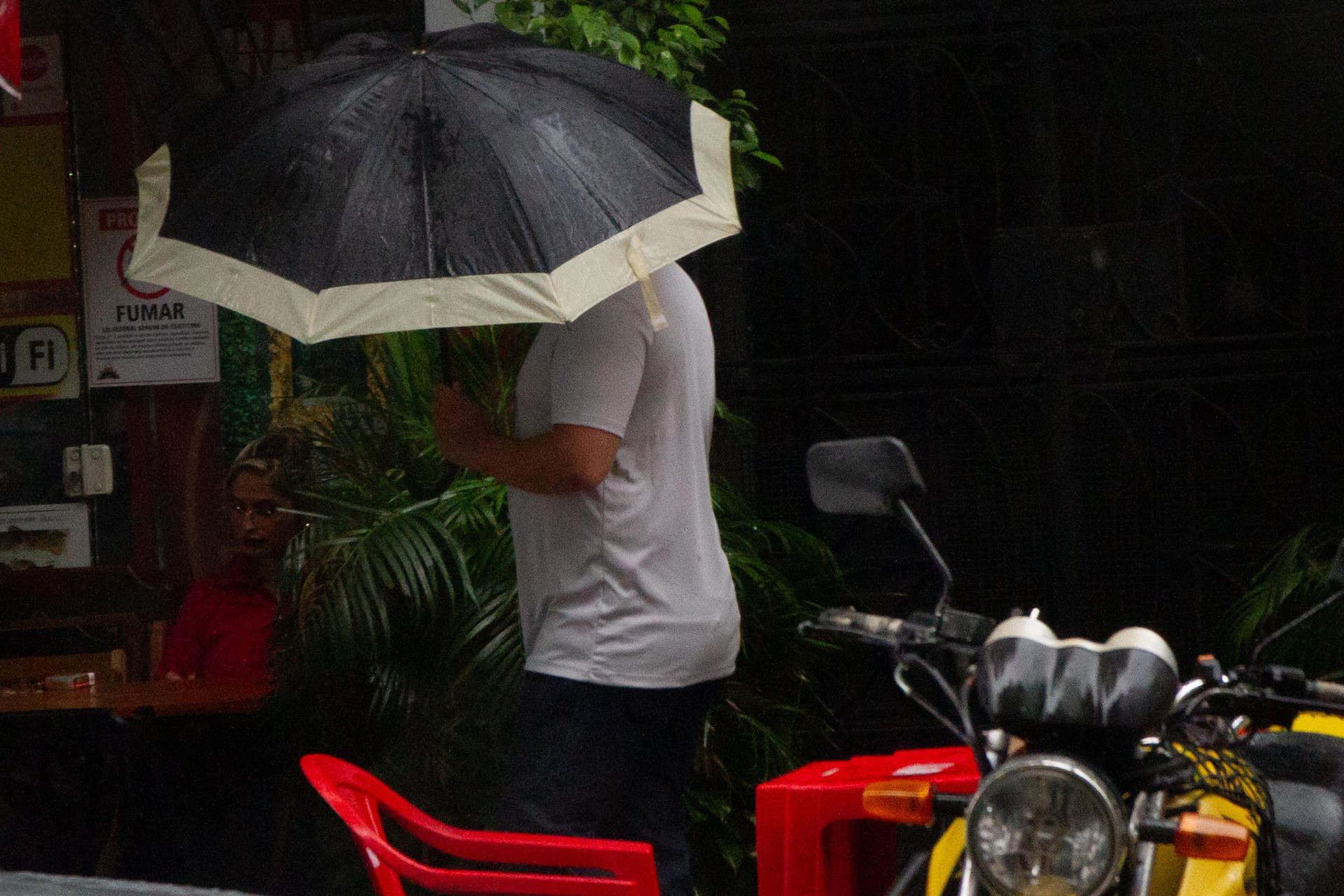 Guarda-chuva se tornou item indispens&aacute;vel para o carioca nesta quinta-feira (22), no Centro do Rio - &Eacute;rica Martin/Ag&ecirc;ncia O Dia