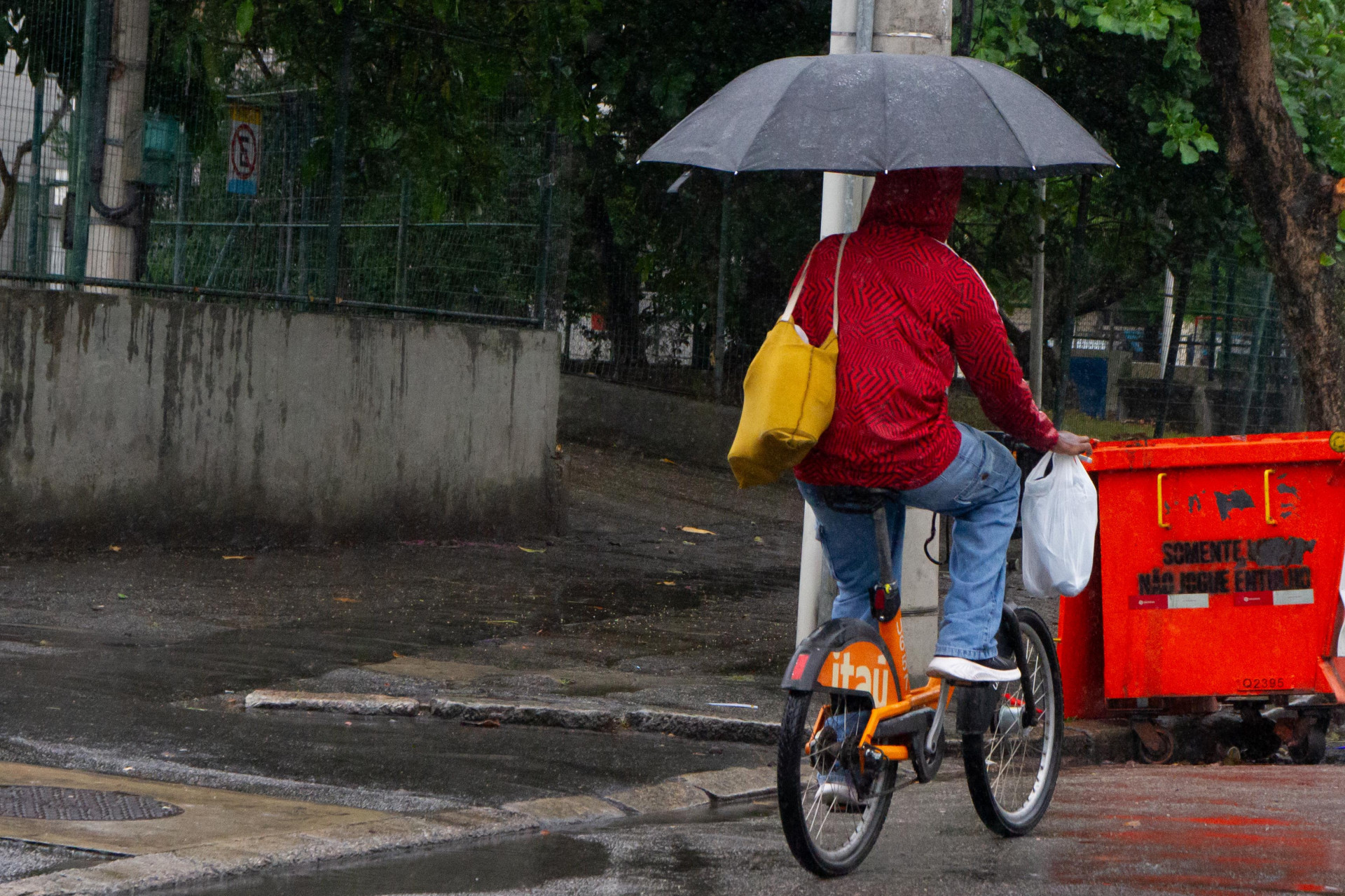 Guarda-chuva se tornou item indispens&aacute;vel para o carioca nesta quinta-feira (22), no Centro do Rio - &Eacute;rica Martin/Ag&ecirc;ncia O Dia