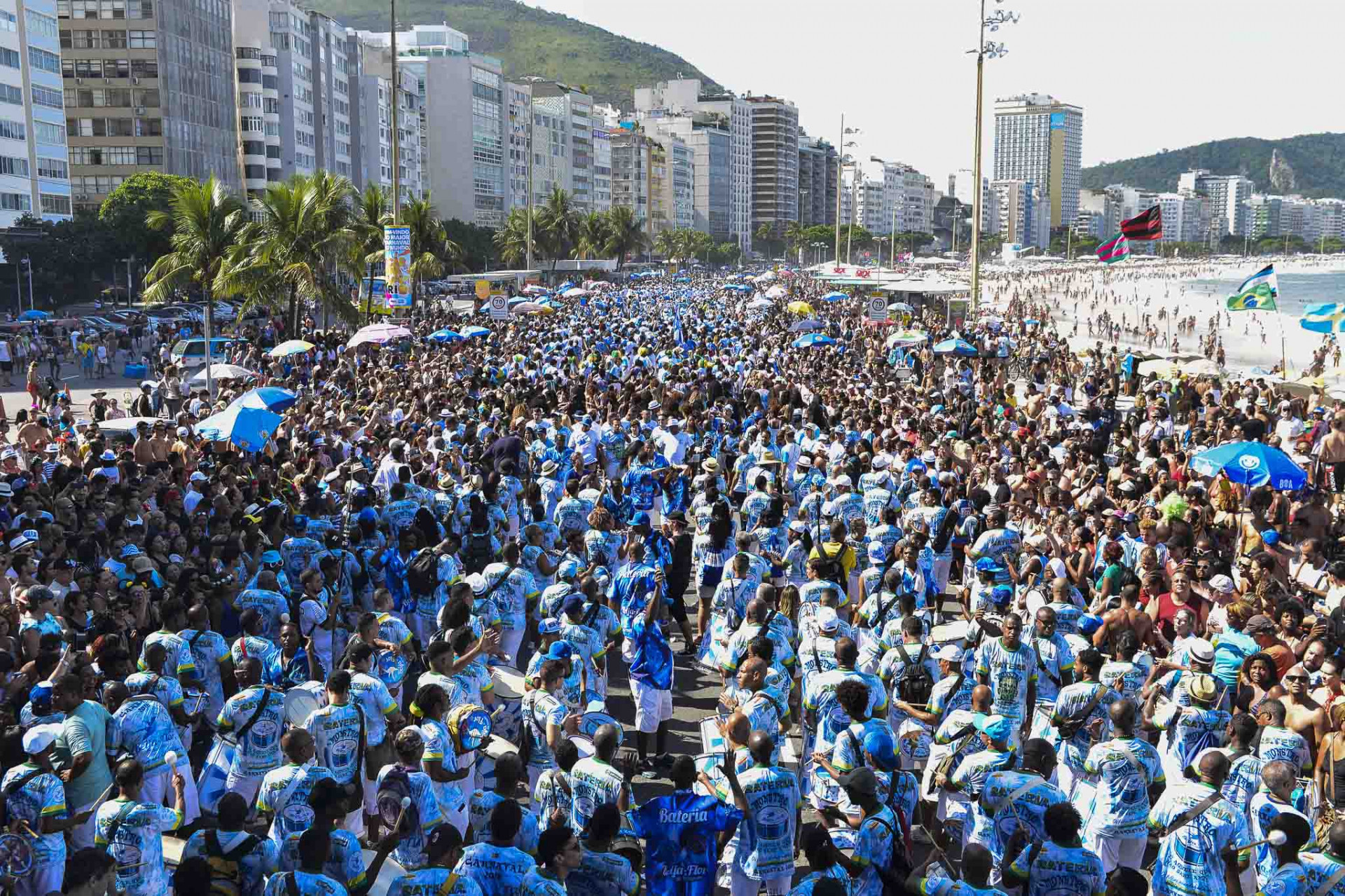 Desfile da Beija-Flor de Nil&oacute;polis na praia