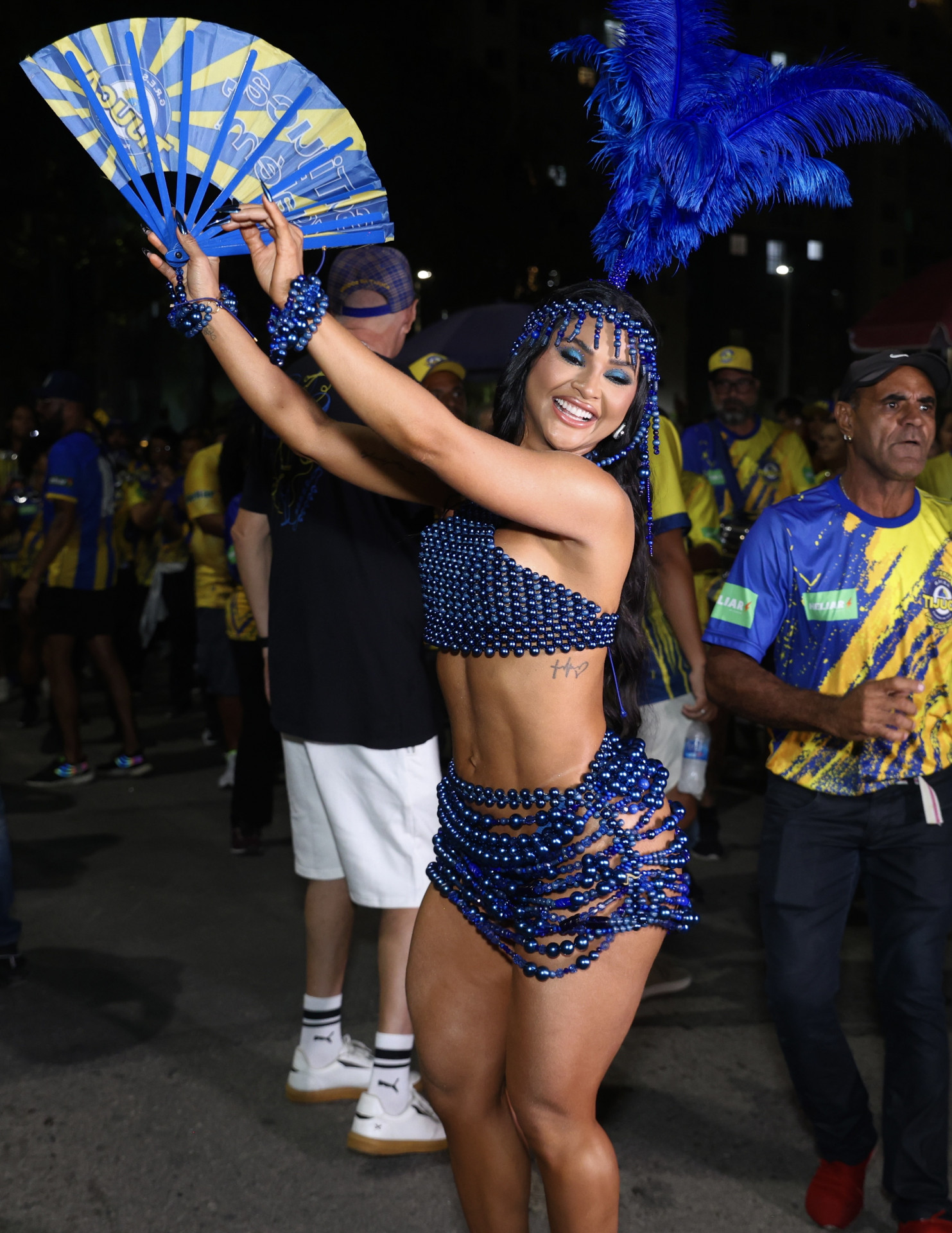 Mileide Mihaile se jogou no ensaio de rua da escola de samba  - Roberto Filho/Brazil News 