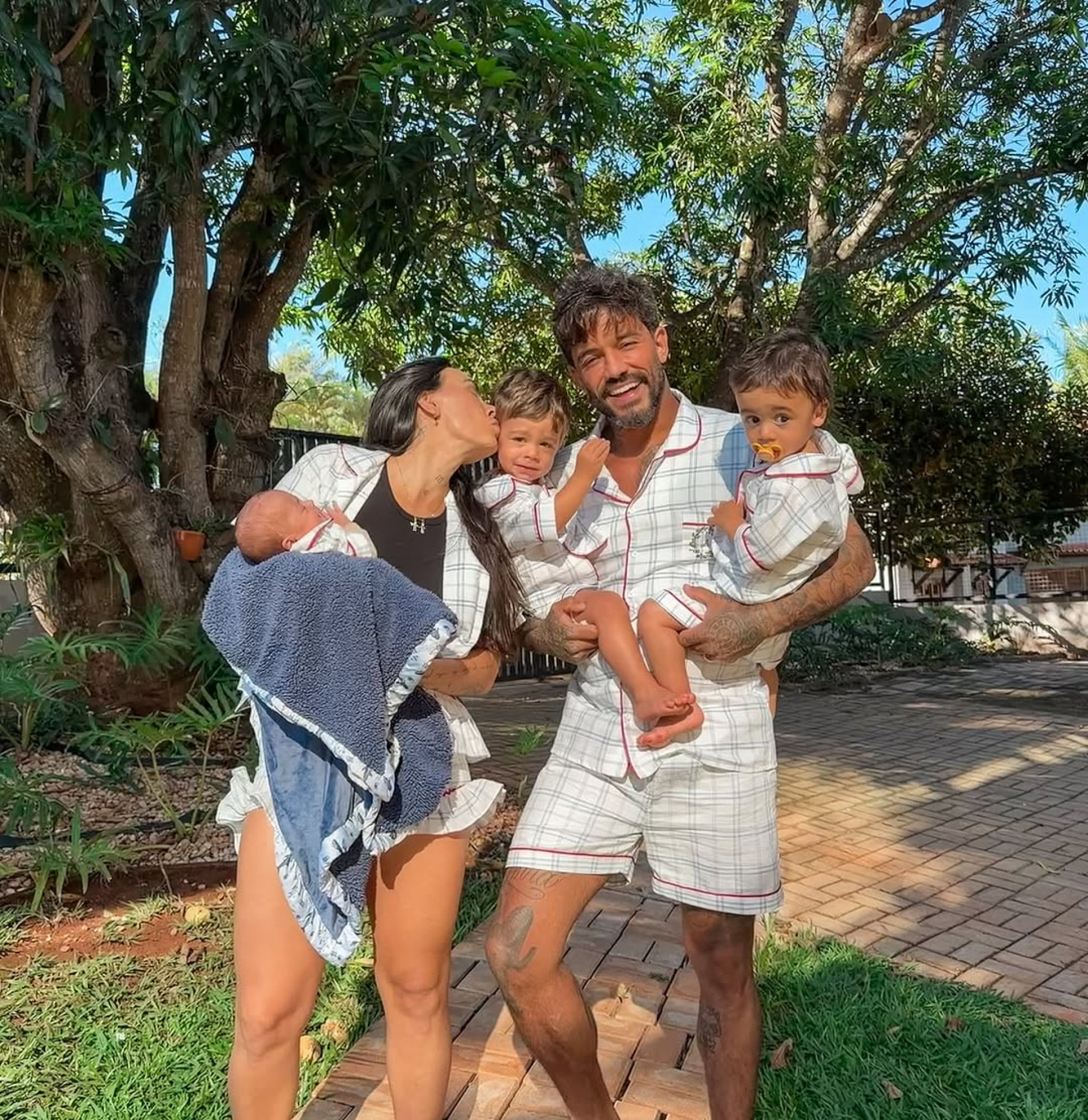 Clara Maia e André Coelho com os três filhos  - Reprodução/Instagram