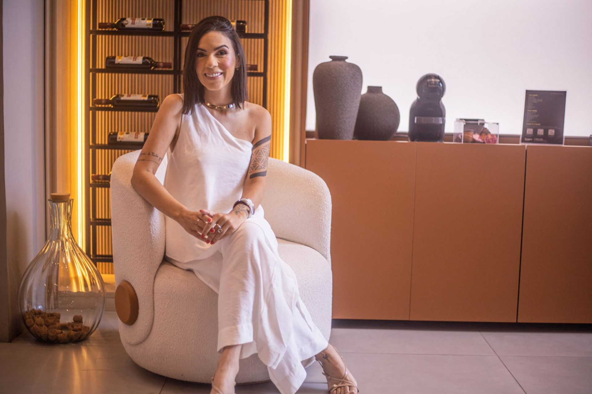 Para Jackline Georgia, falar sobre saudade ainda é difícil porque expõe fragilidade - Divulgação