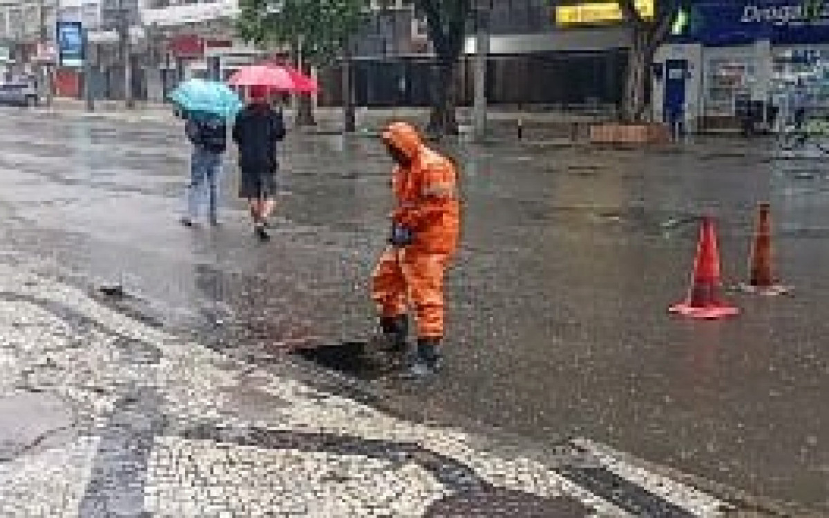 Rua Haddock Lobo, na Tijuca, está com bolsão d\'água