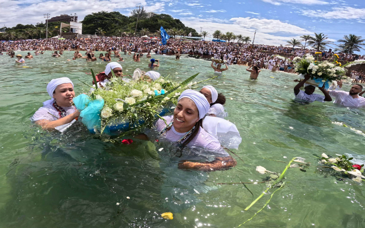 Ritual para celebrar a rainha do mar emociona a todos que participam