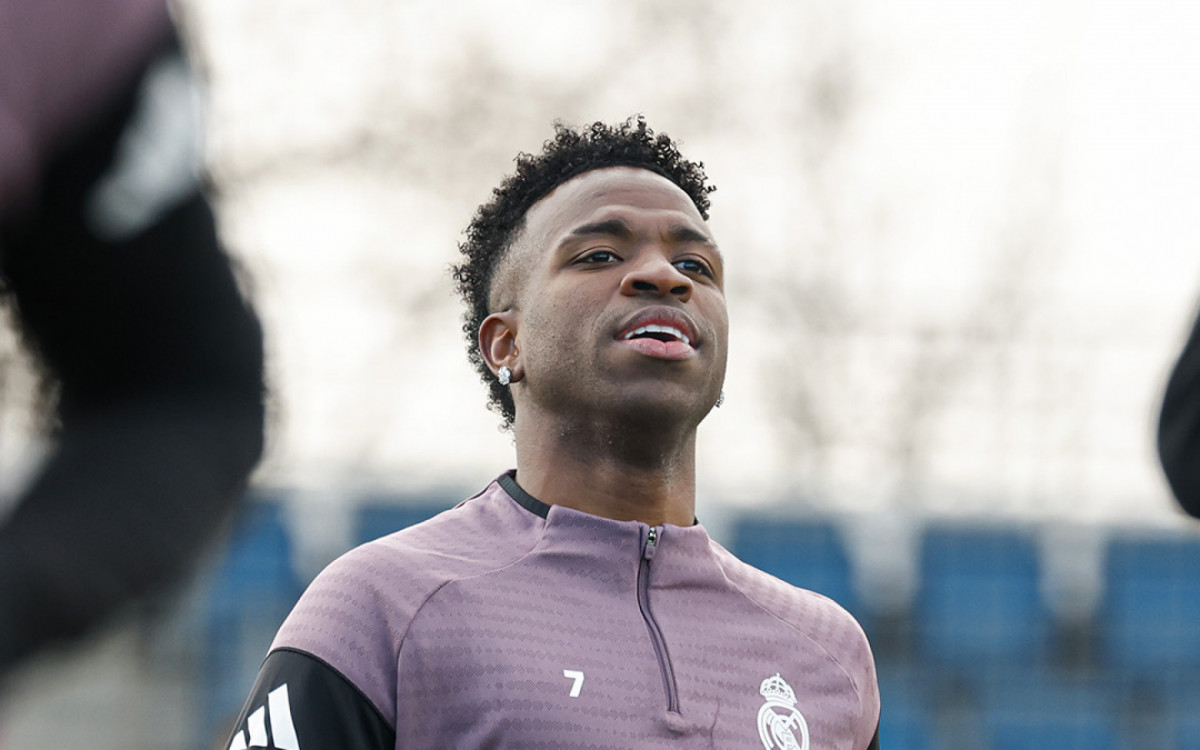 Vini Jr em campo em treino pelo Real Madrid