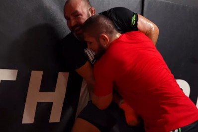 Vídeo: ex-campeões do UFC, Glover e Khabib treinam grappling juntos; assista