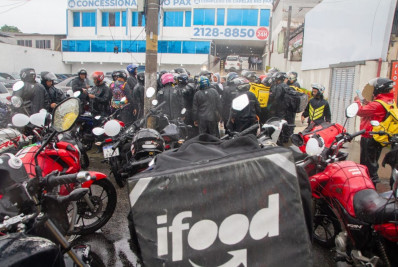 ‘A gente sai e não sabe se volta’, lamenta entregador em enterro de colega morto em Irajá