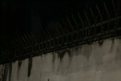 Muro do CT do Botafogo é pichado com protestos contra John Textor: 'Cadê o dinheiro?'