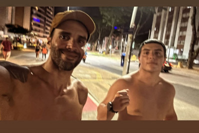 Marcelo Sangalo surge em corrida noturna com o pai, Daniel Cady