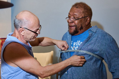 Martinho tira medidas para fantasia e confirma presença no desfile da Vila Isabel