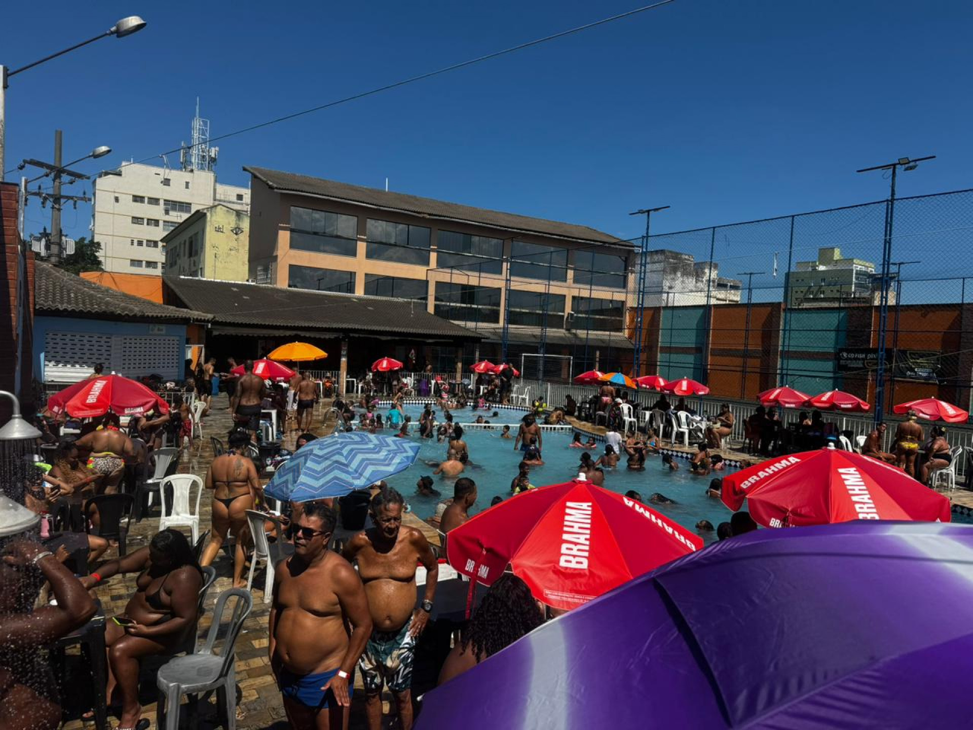 Piscina do Clube 4 Linhas com uma grande quantidade de visitantes - Divulgação