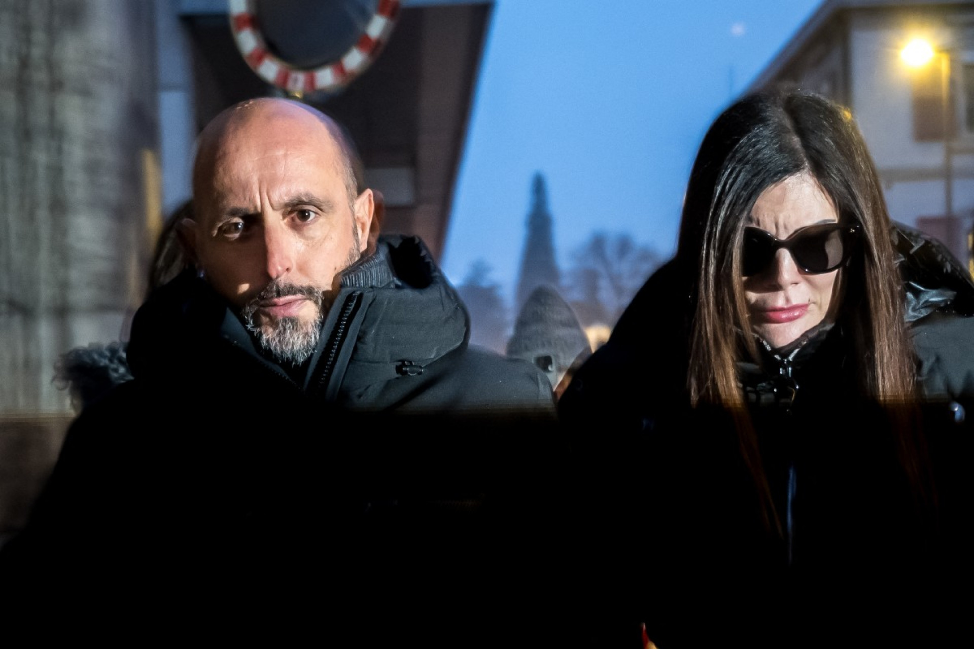 Proprietário de bar incendiado na noite de Ano Novo na Suíça é libertado sob fiança