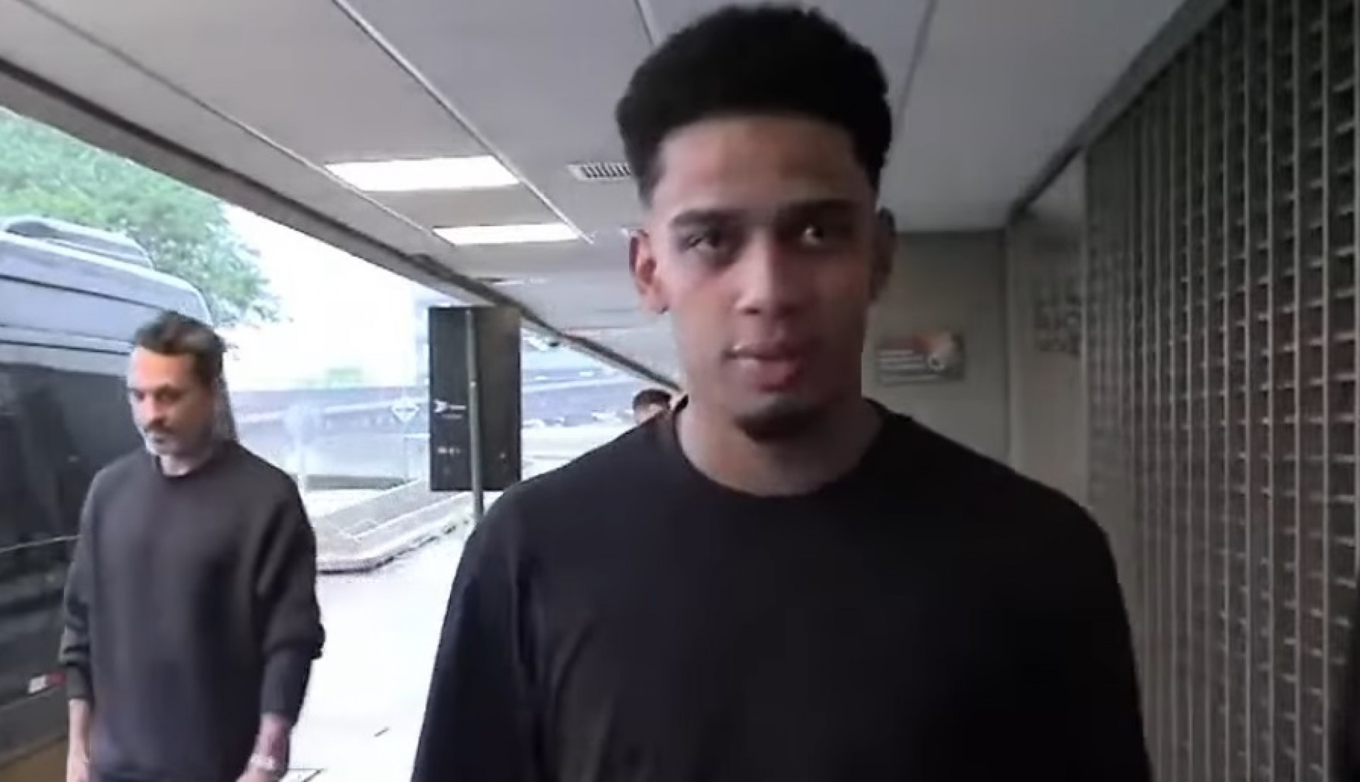 Brenner desembarcado no Aeroporto do Galeão, nesta sexta-feira (23) - BTB Sports / YouTube