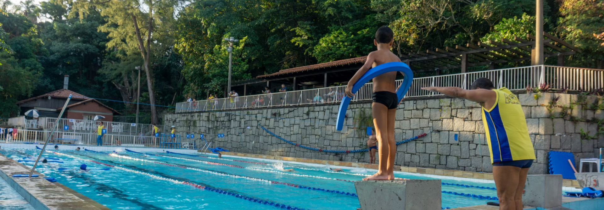 Aula de nata&ccedil;&atilde;o para crian&ccedil;as no ACM Rio, unidade da Ilha do Governador - Divulga&ccedil;&atilde;o