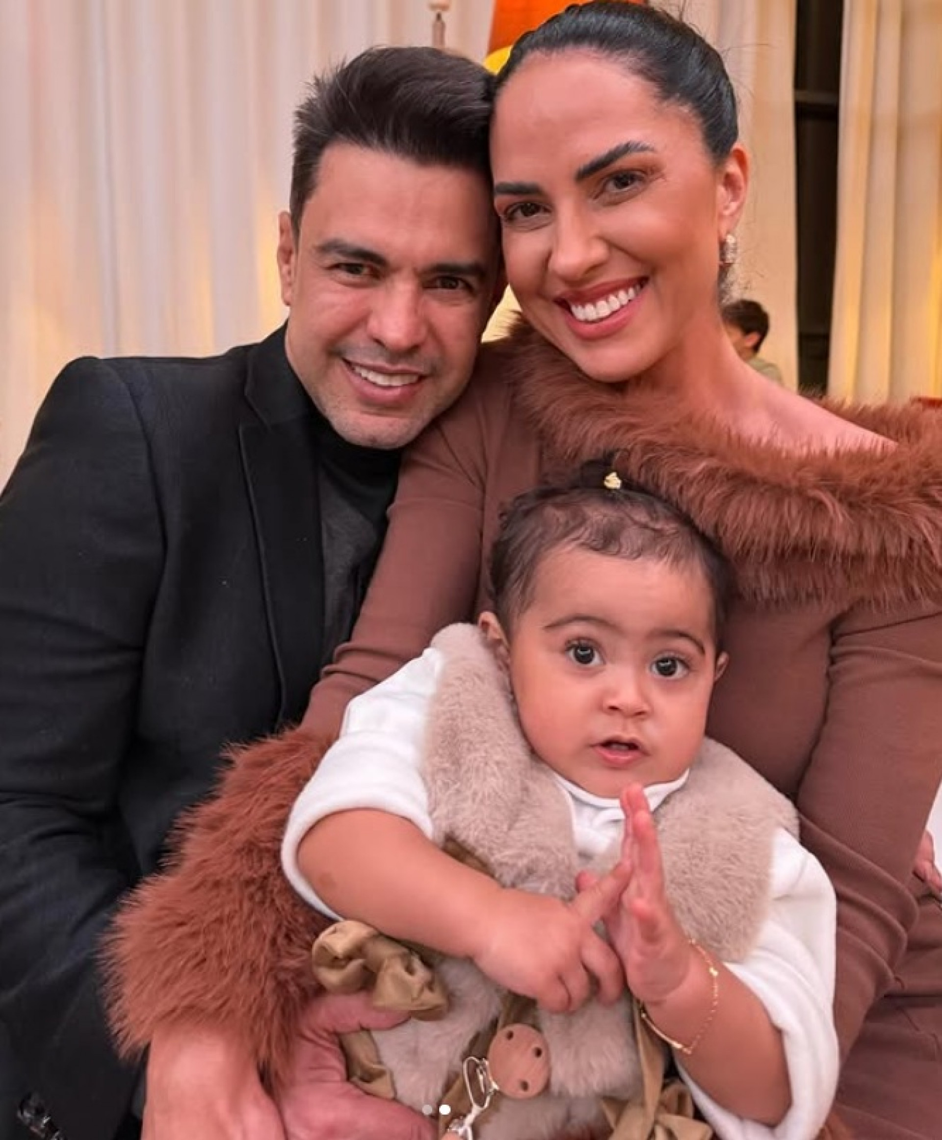 Graciele Lacerda, Zezé Di Camargo e Clara - Reprodução / Instagram