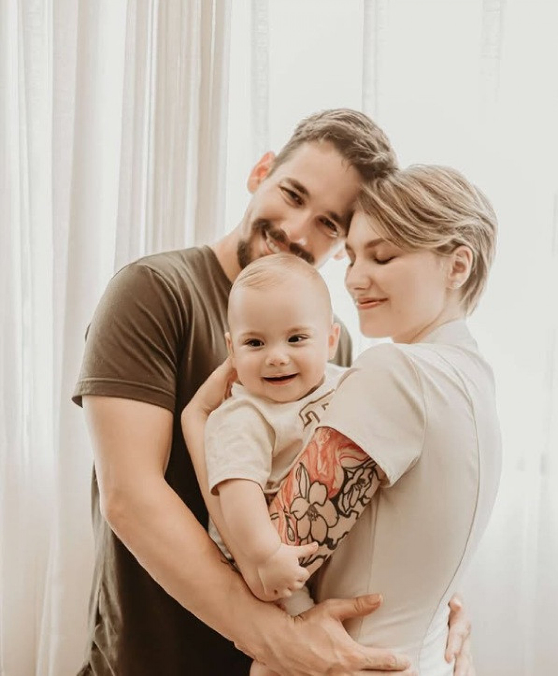 Lucas Borbas e Isabel Veloso com o filho, Arthur  - Reprodução/Instagram 