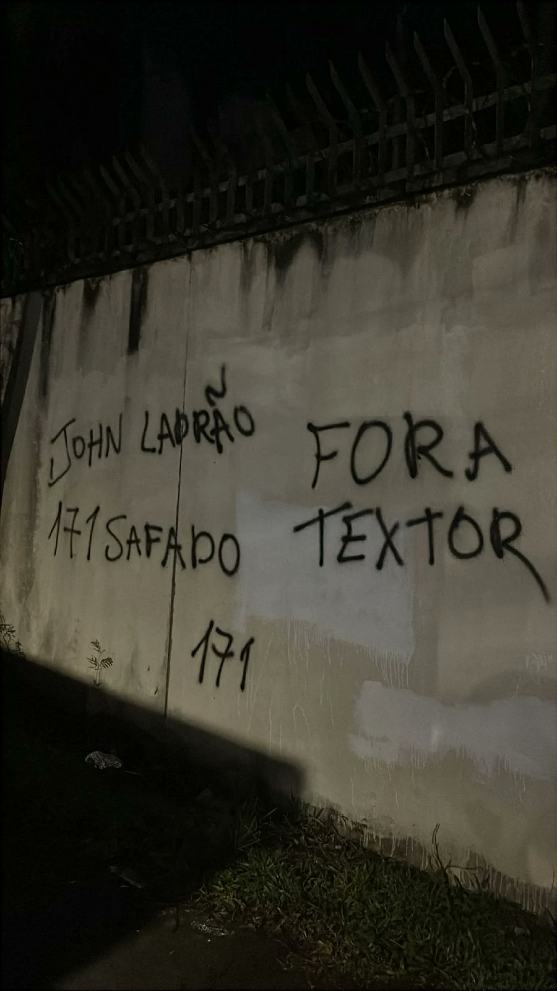 Mensagem no protesto do CT pede a saída de Textor - Reprodução / X