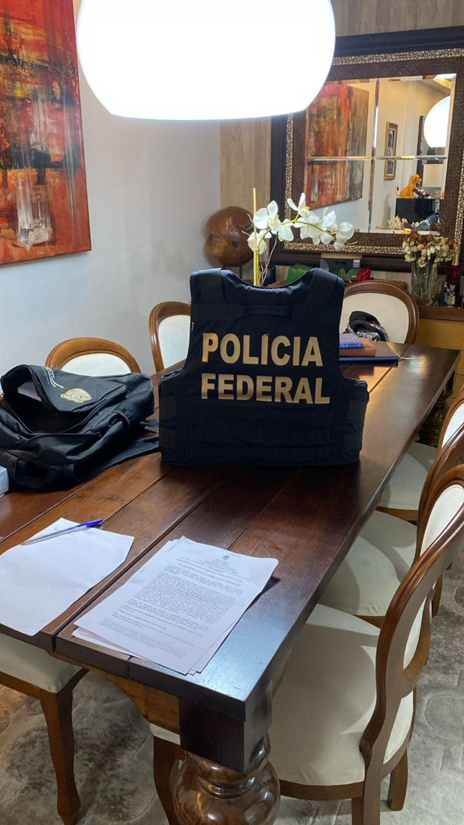 Policiais federais cumpriram mandado de busca e apreensão em Botafogo, na Zona Sul - Divulgação / Polícia Federal