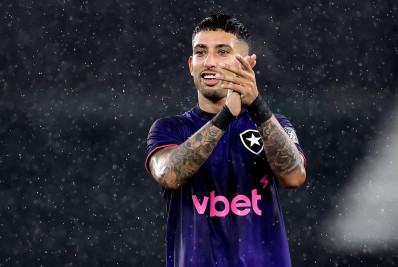 Santi Rodríguez brinca com gol de falta em vitória do Botafogo: 'Um pouco feio'