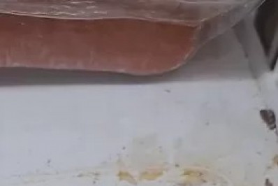 Consumidores denunciam presença de larvas em alimentos expostos em rede atacadista de Cabo Frio