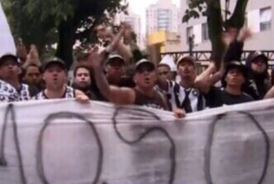 Torcedores do Botafogo protestam contra John Textor antes de partida contra Bangu