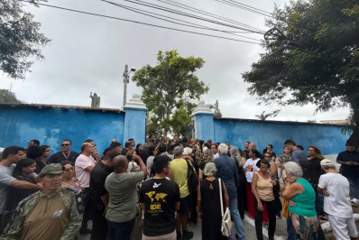 Corpo da primera-dama Aline Rabelo é sepultado sob forte comoção em Cabo Frio