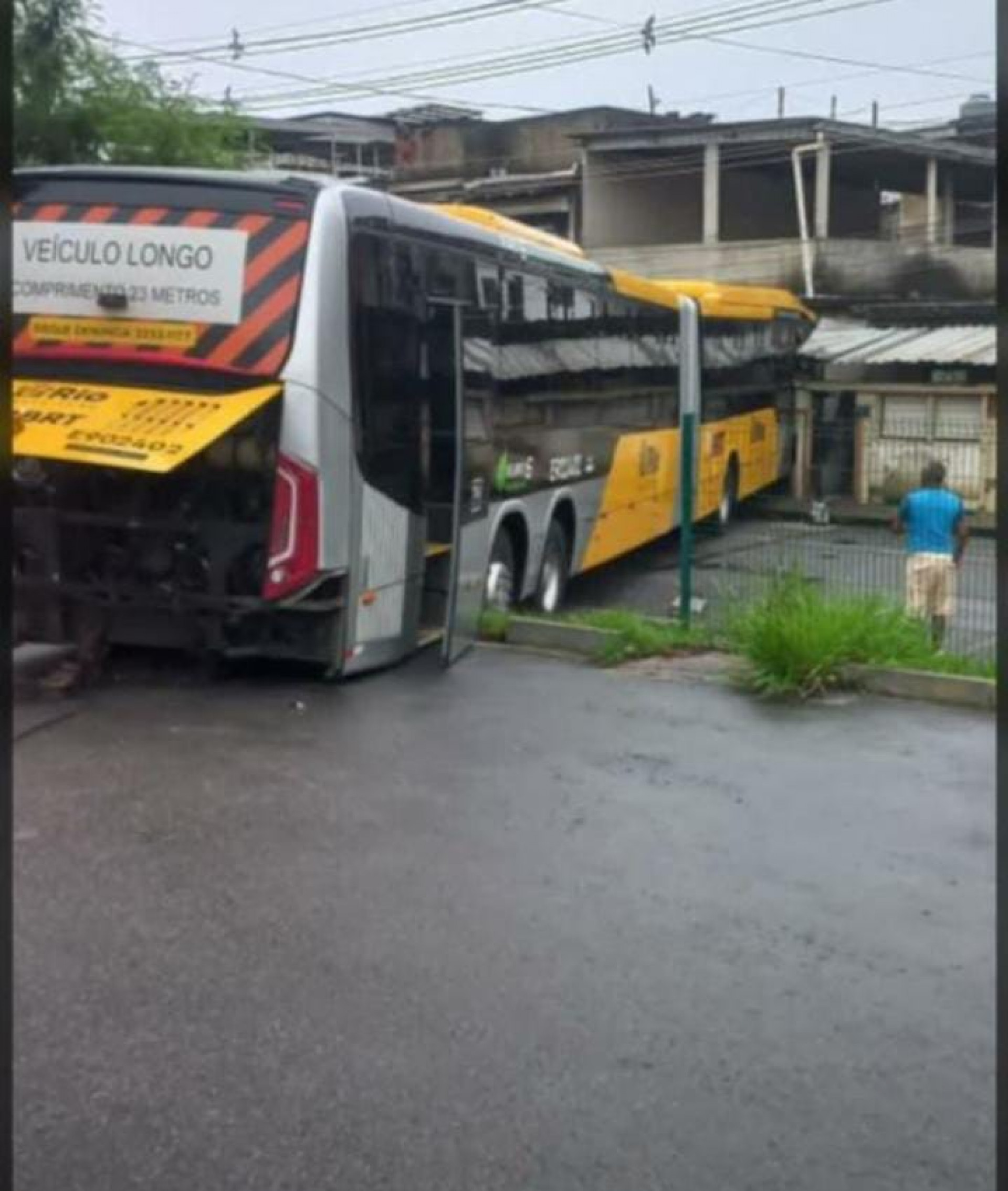 BRT desgovernado invadiu uma residência na Rua Tenente Serafim, em Deodoro - Reprodução / Redes Sociais