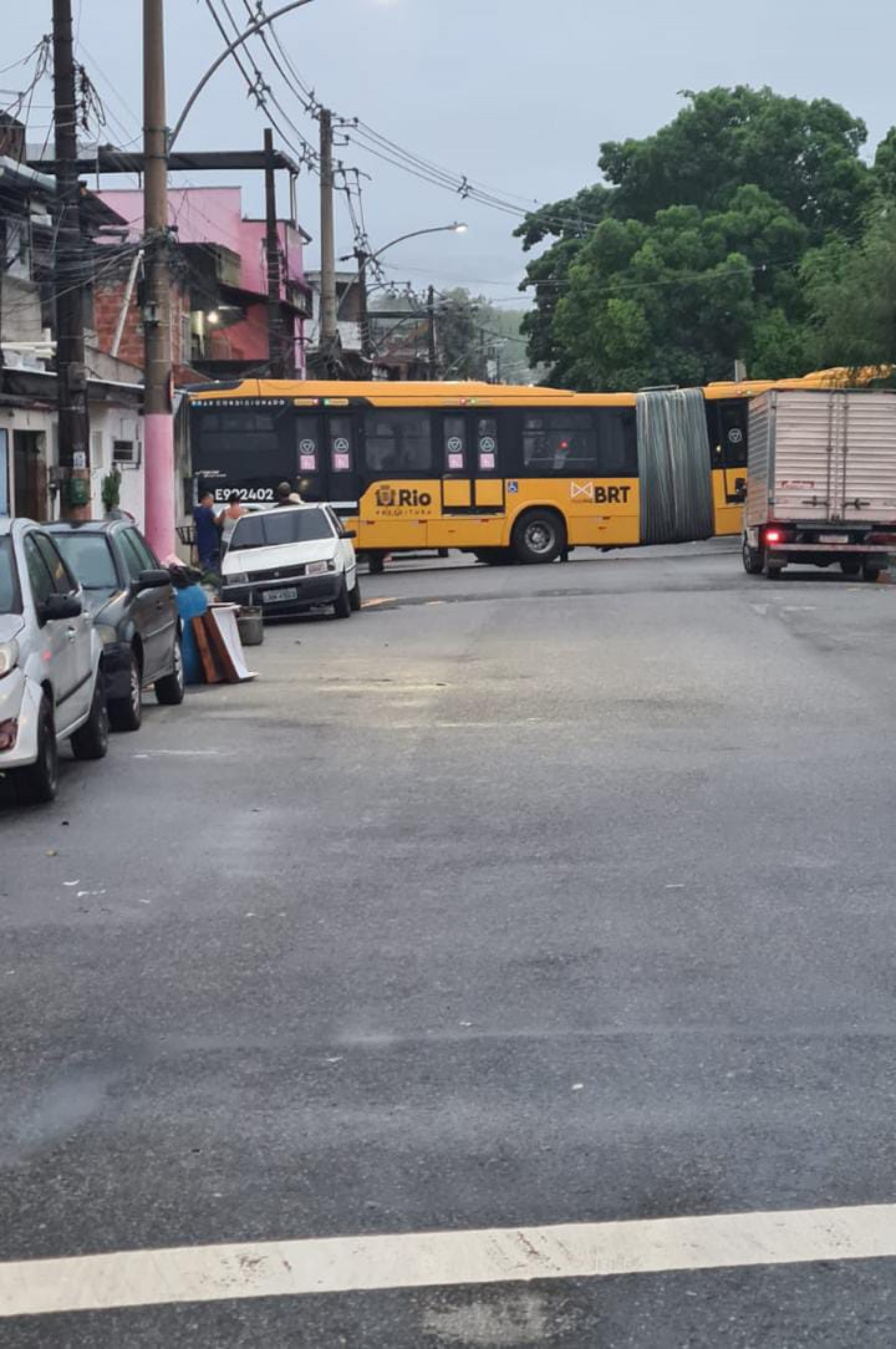 BRT desgovernado invadiu uma residência na Rua Tenente Serafim, em Deodoro - Reprodução / Redes Sociais