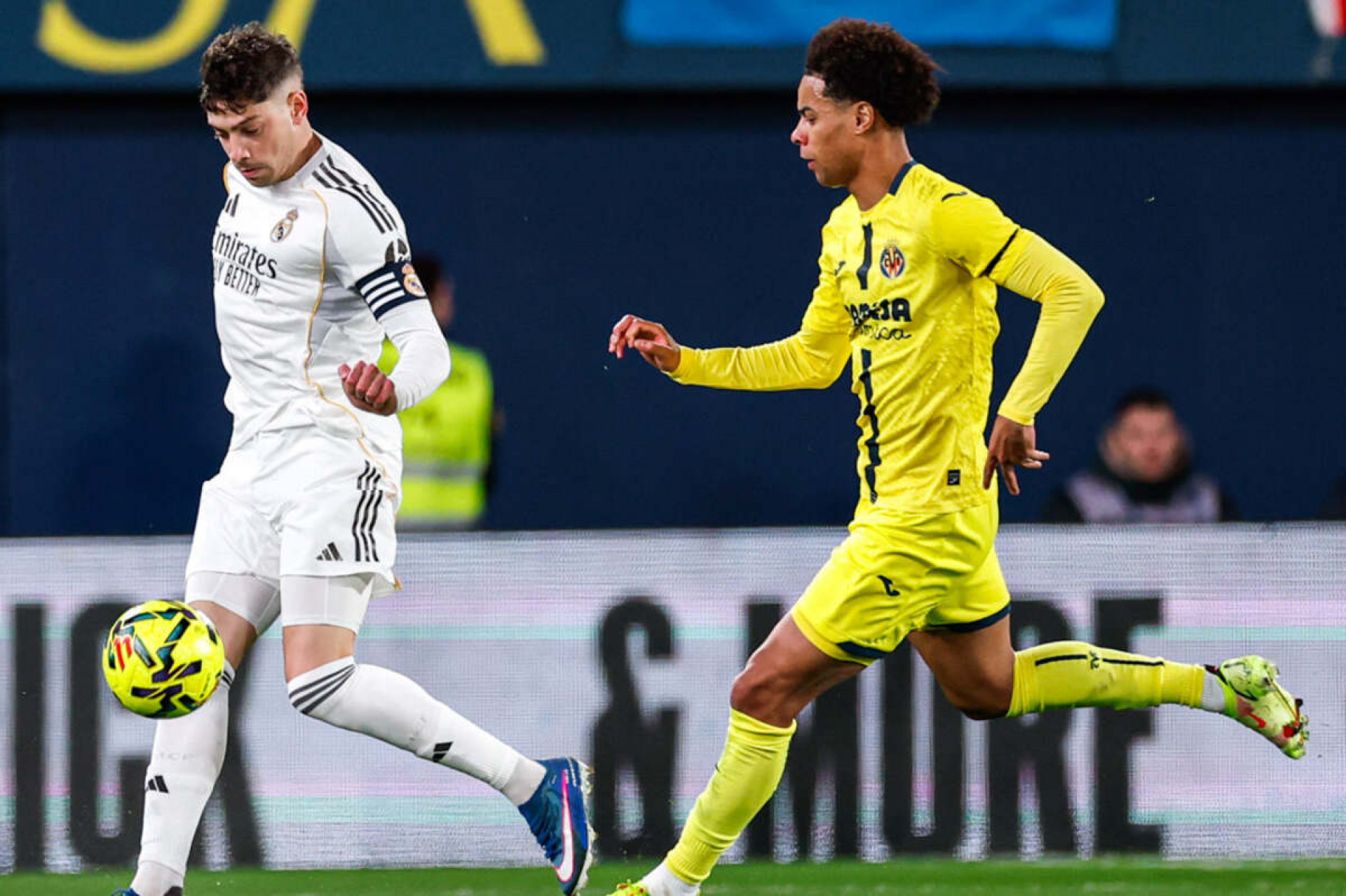 Mbapp&eacute; faz dois, Real Madrid vence o Villarreal e assume a lideran&ccedil;a do Espanhol