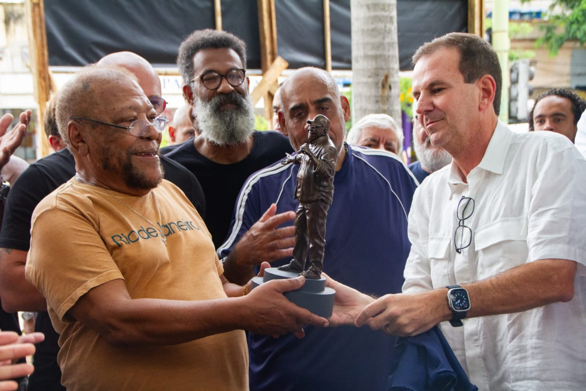 Martinho da Vila ganhou miniatura da est&aacute;tua que ser&aacute; erguida em Vila Isabel - &Eacute;rica Martin / Ag&ecirc;ncia O Dia